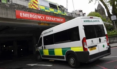 Una ambulancia arriba a una clínica.