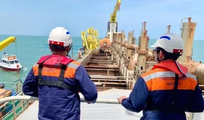 Técnicos de la Dimar en plena labor.