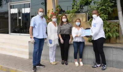 La Gobernadora Elsa Noguera, entregando el Plan de Desarrollo.