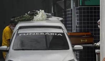 El no haber declarado una cuarentena total en todo el país, la pandemia le está cobrando factura al gobierno de Brasil.