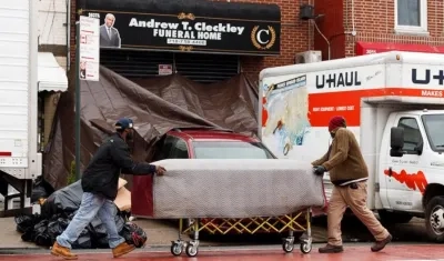 Las funerarias están desbordadas en Estados Unidos ante la cantidad de muertos por la pandemia.