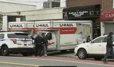 Personal del Departamento de Salud acudió al lugar junto con la Policía, que cerró la calle frente a la funeraria Andrew T. Cleckley Funeral Services.