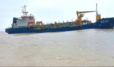 La draga china en aguas tranquilas, pero no trabaja.