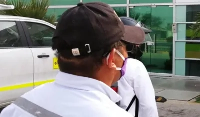 Hombre con tapabocas en Barranquilla, evitando el contagio del Covid-19.