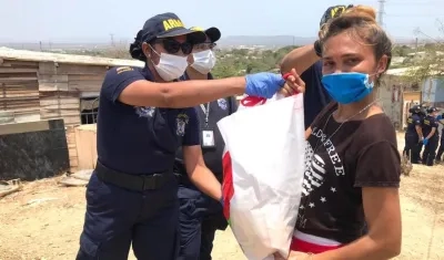 Entrega de ayudas en lugares apartados del Atlántico.