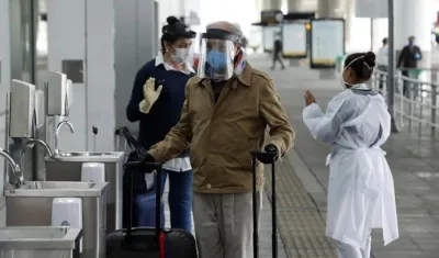 Españoles de regreso a su país, saliendo de El Dorado.