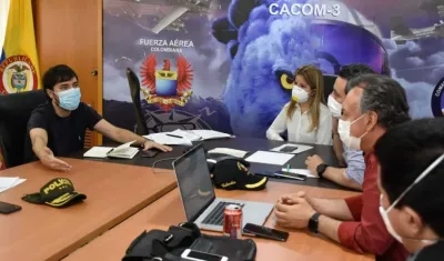 Alcaldes, Gobernadora y Viceministros durante la reunión en Cacom.