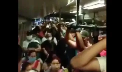 Transmetro lleno este viernes primero de mayo.