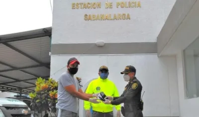 Policía entrega teléfonos robados en Sabanalarga.