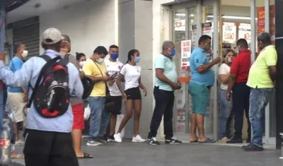 La fila de un supermercado en el barrio La Paz.