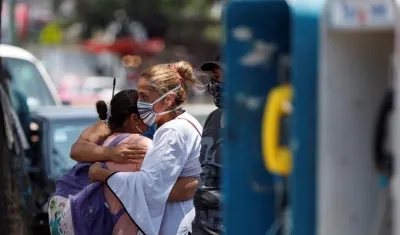 Fotografía muestra a familiares de pacientes esperando información de ellos en el Hospital General Dr. Juan Ramón de la Fuente, en Ciudad de México.