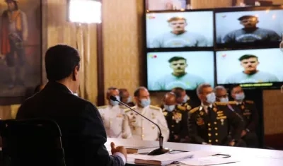 Nicolás Maduro presentando la declaración del estadounidense.