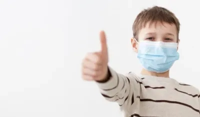 Niños tendrán que saludar así cuando se encuentren y mantener la distancia con otros niños.