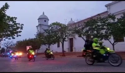 Policía vigila el comportamiento de los ciudadanos.