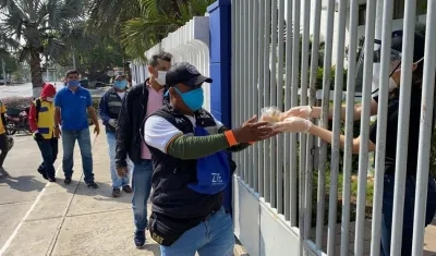 Donación de los estudiantes del Colegio Hebreo Unión a los domiciliarios.