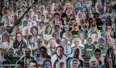 Las figuras de cartón de los hinchas.