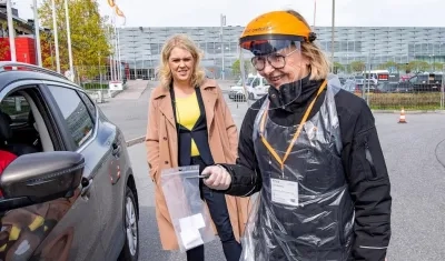 Ministra de salud y asuntos sociales de Suecia observa una prueba Covid-19.