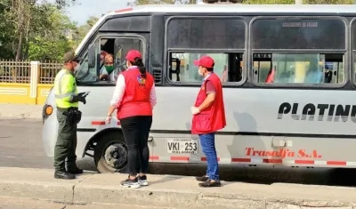 Funcionarios del AMB y del Tránsito en operativos de control.