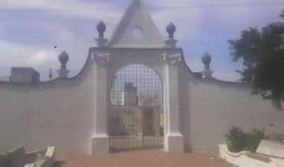 Uno de los cementerios de Soledad con las puertas cerradas. 