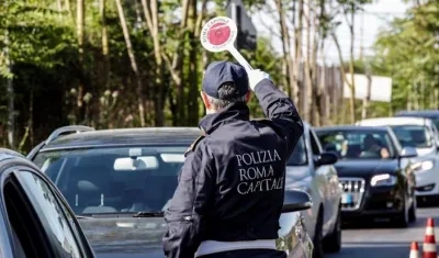 La Policía, en Roma, realiza estrictos controles para evitar aglomeraciones.