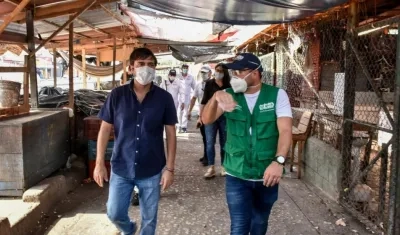 El Alcalde Pumarejo durante su visita al centro.