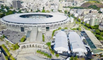 El hospital de campaña fue instalado en la parte externa del estadio.