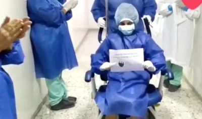 Adaluz Londoño, saliendo de la Clínica.