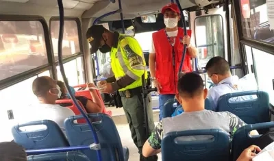 Policía de Tránsito y funcionarios del AMB socializando la línea de atención.