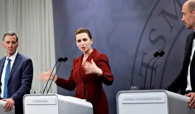 La primera ministra danesa, Mette Frederiksen (c) rueda de prensa ofrecida este martes.