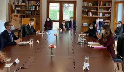 Imagen de la reunión entre delegados de las dos naciones.