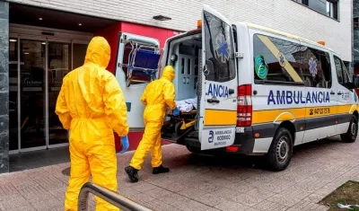 Dos sanitarios trasladan a un paciente al Hospital Universitario de Burgos. 