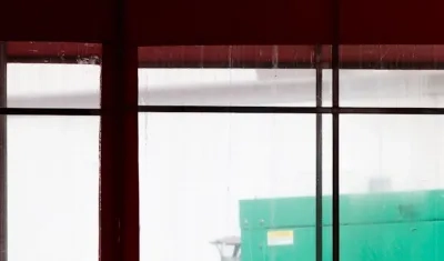 Un trabajador de la salud en la entrada de la sala de emergencias en Elmhurst Hospital Center en Queens.