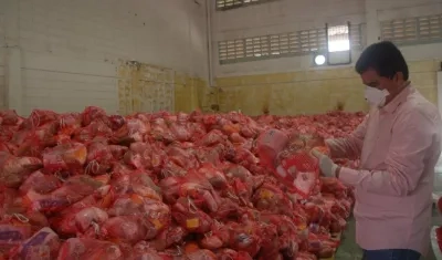 El Alcalde Rodolfo Ucrós Rosales revisó los mercados donados.