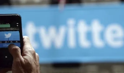 Imagen de archivo de un hombre que fotografía el logo de Twitter en Nueva York 