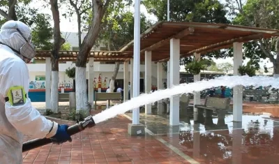 Desinfección en una calle de Malambo