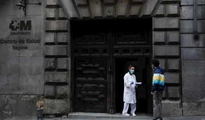 Un hombre trata de entrar en un centro de salud en Madrid ayer durante la fase 0 de desescalada del estado de alarma por el coronavirus. 