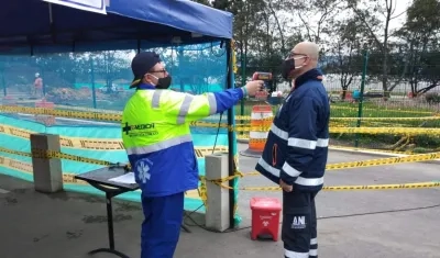 Un operario es sometido a la toma de temperaturas.