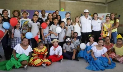 La Gobernadora y la Secretaria de Educación en un evento educativo.