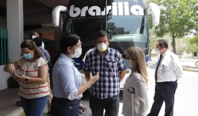 La gobernadora recibiendo a estudiantes.