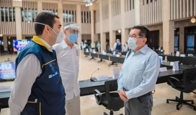 Fernando Ruiz Gómez, ministro de Salud, en diálogo con el Alcalde de Cartagena y el Gobernador de Bolívar.
