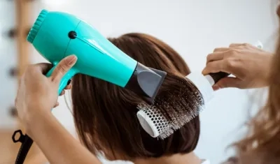 Las salas de belleza se reactivaron en muchos países, en medio de la pandemia, con normas estrictas.