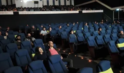 Los cines en Costa Rica reabrieron, pero sin llenar las salas y marcando las sillas donde deben sentarse.