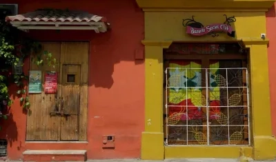 Un bar cerrado, durante la pandemia de la COVID-19, en Cartagena de Indias