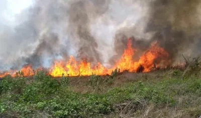 El fuego consumiendo el área próxima a los transmisores de la Cadena Radial La Libertad.