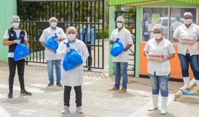 Personal del Sena con las ayudas alimentarias.