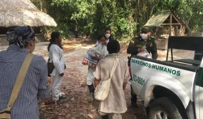 Indígenas koguis reciben ayuda de Policía.