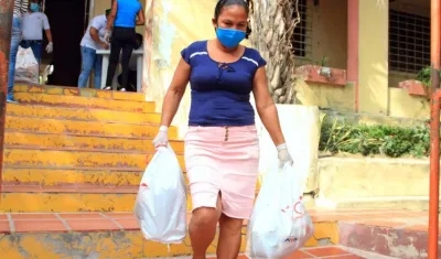 Una beneficiaria tras recibir las ayudas.
