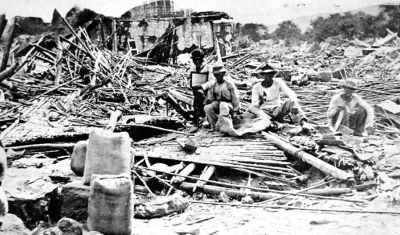 Imagen de destrucción y sobrevivientes captada por el fotógrafo V. Pacini.