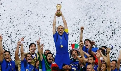 El italiano Fabio Cannavaro levantando la copa.