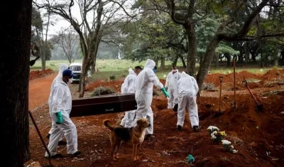  Sepultureros trabajan este 18 de mayo en el cementerio Vila Formosa, en Sao Paulo (Brasil). 